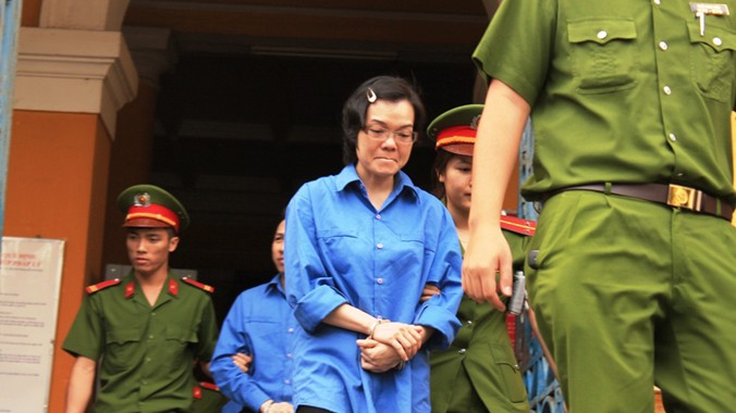 Bị cáo Huyền Như bật khóc khi được dẫn giải lên xe sau khi phiên tòa sáng nay kết thúc. Ảnh: Việt Văn.