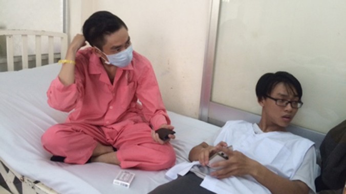 Bệnh nhân Trần Tấn Phát ( đeo khẩu trang) đang được điều trị tại Bệnh viện Chợ Rẫy. Ảnh: CAND