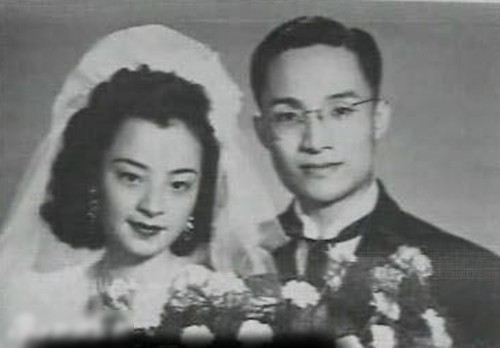 Kim Dung và người vợ đầu tiên.