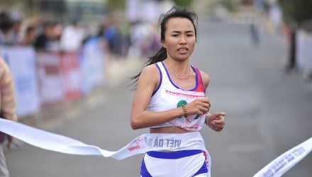 Nữ hoàng chân đất Phạm Thị Bình vô địch nội dung marathon nữ ở giải năm ngoái. Ảnh: Hoàng Anh