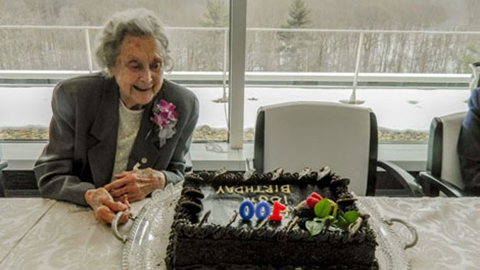 Bà Betty bên chiếc bánh mừng sinh nhật thứ 100 tại trụ sở CIA.