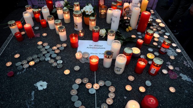 Học sinh Đức thắp nến cầu nguyện cho nạn nhân vụ máy bay rơi ở Pháp.