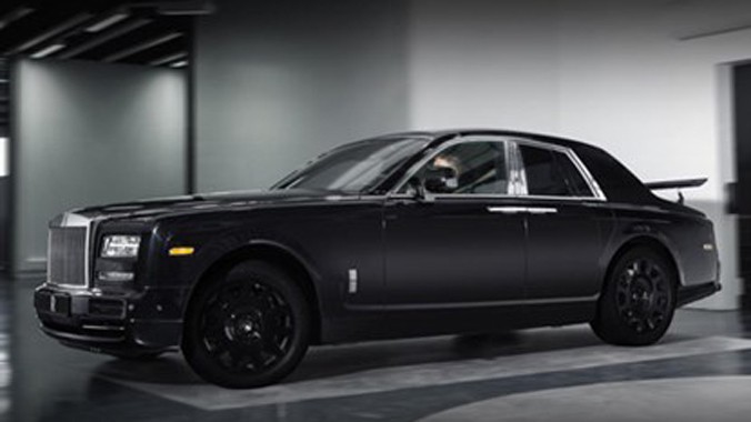 Ảnh thực tế của chiếc Rolls-Royce SUV lần đầu lộ diện.
