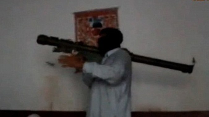 Tay súng bịt mặt của Taliban vác trên vai một bệ phóng tên lửa nhằm chứng minh đã sử dụng một loại tương tự để bắn rơi máy bay chở đại sứ của Pakistan. Ảnh cắt từ video.