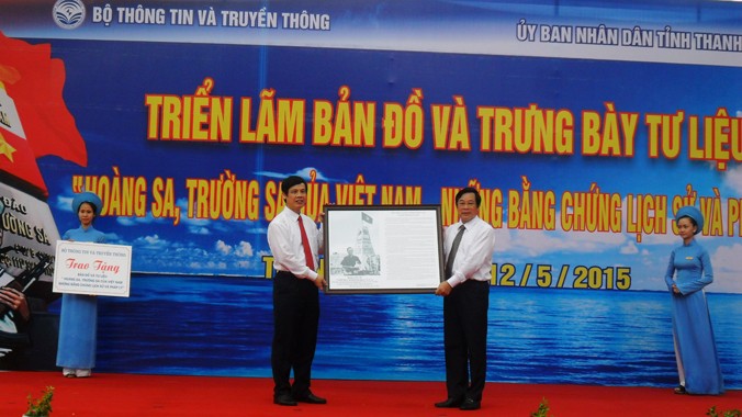 Bộ Thông tin và Truyền thông trao tặng các tư liệu, bản đồ về Hoàng Sa, Trường Sa tại Triển lãm cho tỉnh Thanh Hóa.