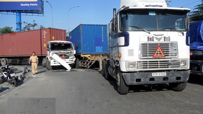 Vụ va chạm xảy ra vào lúc 6h30 hôm nay (14/5) trên đoạn đường dẫn cầu vượt Sóng Thần xuống đại lộ Độc Lập (thuộc P.Bình Chiểu, Q.Thủ Đức, TP.HCM.