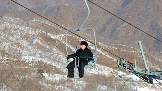 Lãnh đạo Kim Jong-Un đi thị sát các resort ở bờ biển phía đông Triều Tiên. Ảnh: Mirror.