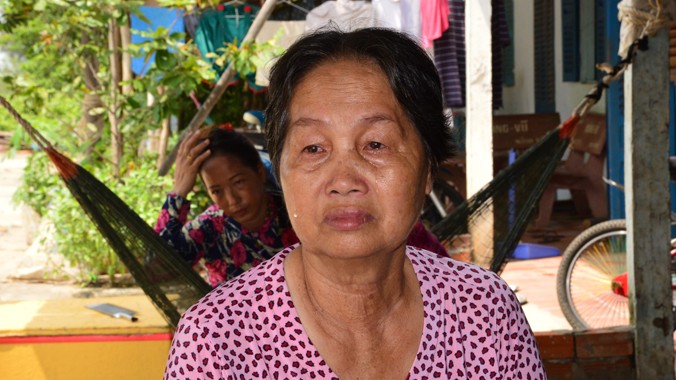 Bà Trần Thị Mai khóc cháu ngoại Lê Thanh Kha.