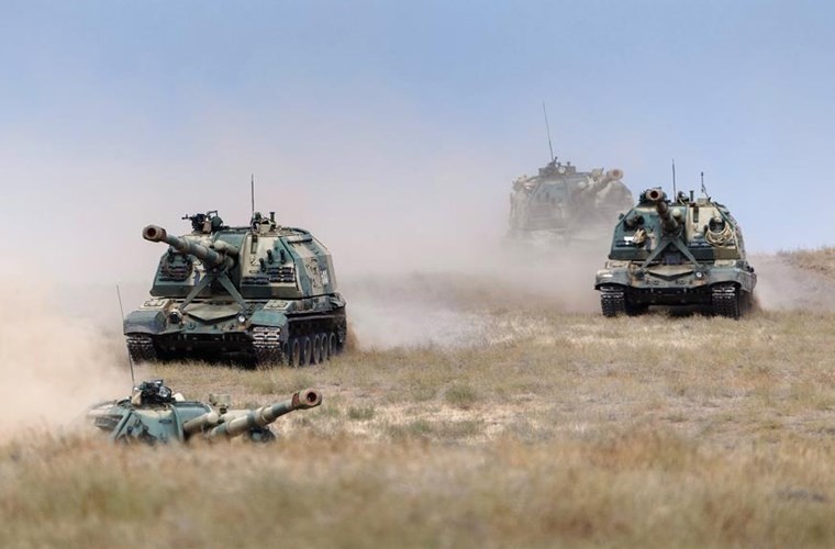 Đội hình xe tăng – thiết giáp Quân đội Nga xuất hiện trong cuộc tập trận lớn nhất 2015 với đội hình lớn, dàn hàng hành tiến tấn công mục tiêu địch. 