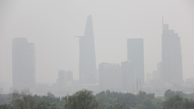 Những công trình, toà nhà cao tầng ở trung tâm Sài Gòn như "biến mất" sau lớp mù khô dày đặc suốt cả ngày 6/10.