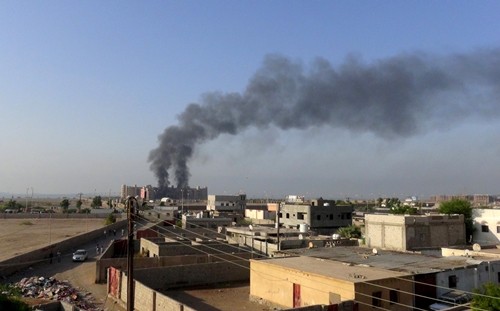 Khói bốc lên từ khách sạn al-Qasr sau khi nơi này bị tấn công hôm 6/10. Ảnh: Reuters.