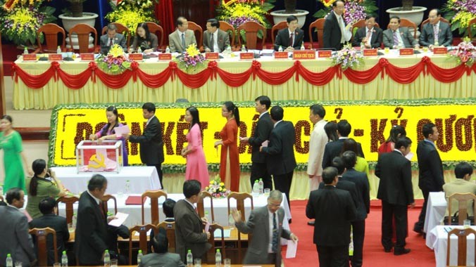 Các đại biểu bỏ phiếu bầu BCH Đảng bộ tỉnh Quảng Nam nhiệm kỳ 2015 - 2020.