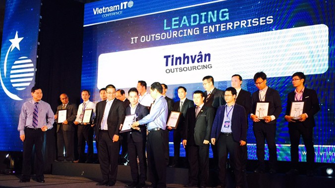 Tổng giám đốc Tinhvan Outsourcing Nguyễn Ích Vinh lên nhận danh hiệu Doanh nghiệp Gia công CNTT hàng đầu Việt Nam 2015