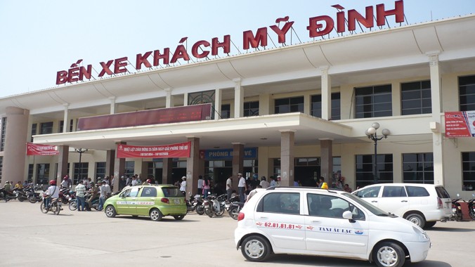 Bến xe Mỹ Đình đang nóng lên với thông tin xin một “lốt” xe giá 600 triệu. Ảnh: Anh Trọng.