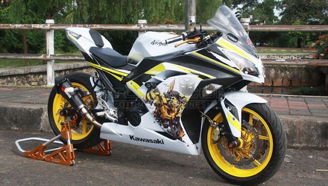 Đầu tiên, toàn bộ dàn vỏ của chiếc Kawasaki Ninja 300 này đã được biker giấu tên từ Indonesia tháo ra sơn lại trong tông màu trắng chủ đạo, kèm theo hình vẽ airbrush nhân vật robot Bumblebee cùng logo của series phim "bom tấn" Transformers.