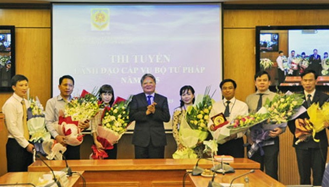 Luật sư Lê Đình Vinh (thứ hai từ phải qua trái), Giám đốc Công ty Luật TNHH Vietthink trúng tuyển chức danh Hiệu trưởng Đại học Luật Hà Nội. Ảnh: Bộ Tư pháp.
