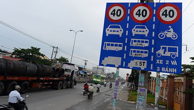 Toàn bộ biển báo hạn chế tốc độ vô lí sẽ được tháo bỏ xong trước ngày 1/3/2016 theo "lệnh" của Bộ trưởng Đinh La Thăng. Ảnh: VOV giao thông.