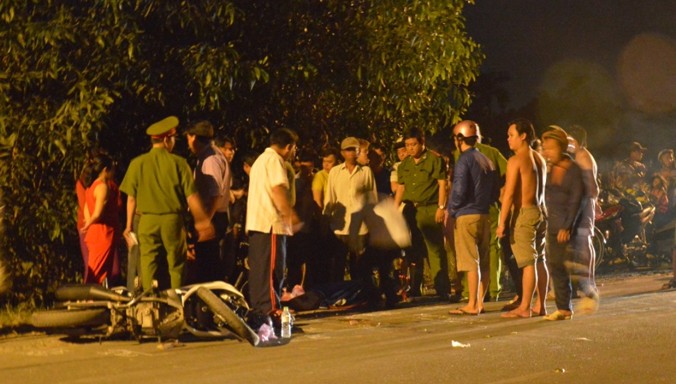 Đôi vợ chồng trẻ gào khóc bên thi thể con gái khiến những người chứng kiến không khỏi xót xa.