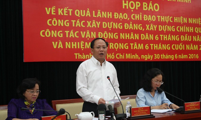 Phó Bí thư Thường trực Thành uỷ Tất Thành Cang trả lời báo chí chiều 30/6.