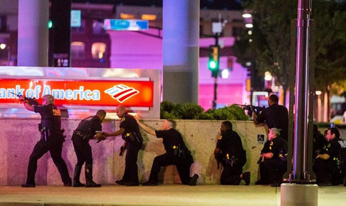 Cảnh sát Mỹ đấu súng với nghi phạm tại Dallas hôm 7/7. Nguồn: Reuters.