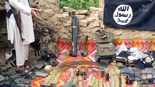 Các vũ khí, trang bị IS tuyên bố thu được của lính Mỹ ở Afghanistan. Ảnh: Twitter.