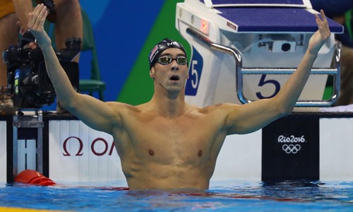 Phelps ăn mừng chiến thắng ở nội dung 200m bướm. Ảnh: Reuters.
