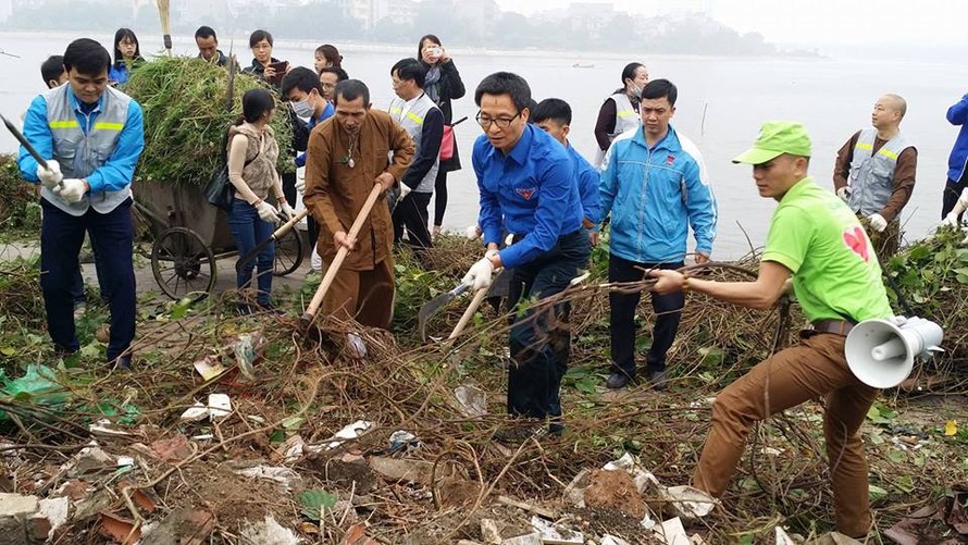 Phó Thủ tướng Vũ Đức Đam tham gia cuốc cỏ, dọn dẹp vệ sinh môi trường tại Hồ Linh Đàm (Hà Nội).