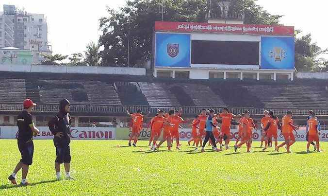 Buổi tập sáng nay của tuyển Việt Nam trên sân Aung San Yangon.