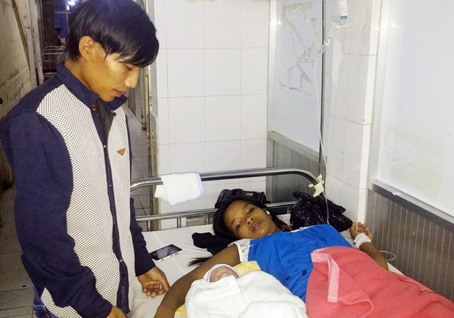 Anh Danh Nhỏ cùng vợ, con tại Bệnh viện tỉnh Kiên Giang. Ảnh: CTV.