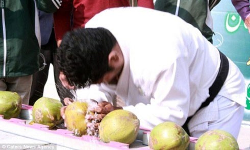Võ sư Pakistan dùng đầu đập vỡ 43 quả dừa trong một phút