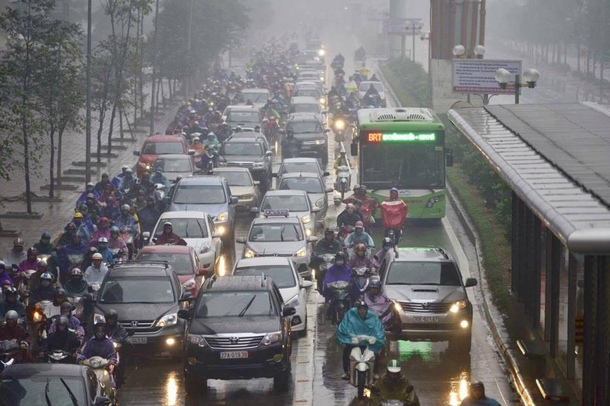 Theo ghi nhận của Tiền Phong, dọc Láng Hạ, Lê Văn Lương, Tố Hữu giờ cao điểm buổi sáng, các chuyến buýt nhanh miễn phí đều gặp khó khi bị hàng loạt xe máy, ô tô lấn làn.