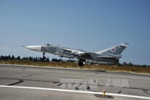 Máy bay chiến đấu Sukhoi Su-24M của Nga cất cánh từ sân bay quân sự Hmeymim, gần thành phố Latakia ngày 21/10. Ảnh: THX/TTXVN.