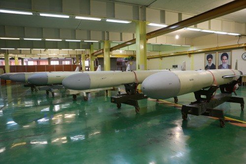Các tên lửa Sumar tại xưởng chế tạo. Ảnh: Bộ Quốc phòng Iran.