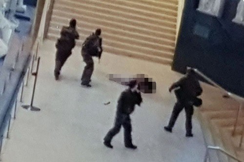 Khoảnh khắc lính Pháp bắn nghi phạm khủng bố. Ảnh: Twitter.