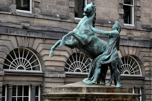 Tượng của Alexander Đại đế và chiến mã Bucephalus ở Scotland. Ảnh: War History.