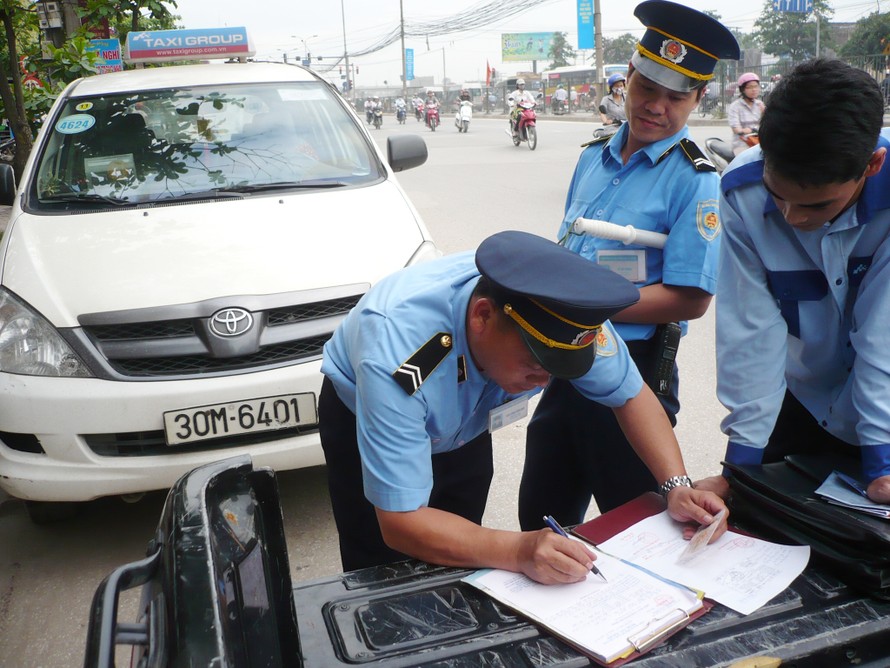 Cùng với thu hồi phù hiệu 370 xe ô tô, Sở GTVT Hà Nội cũng nhắc nhở với 1.942 trường hợp khác.