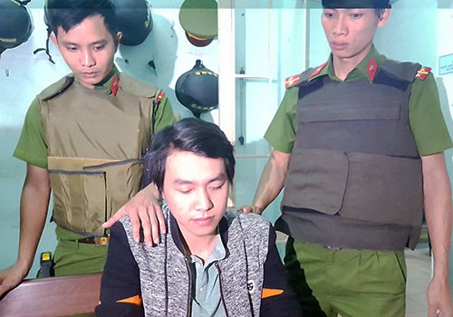 Phan Văn Hoàng bị Cảnh sát cơ động 113 quận Sơn Trà giải về trụ sở.