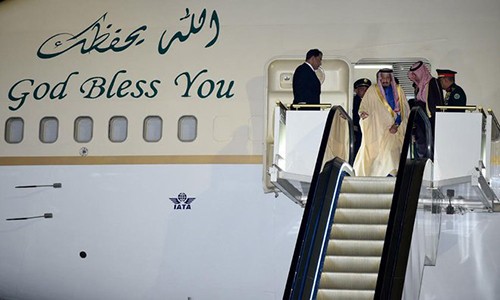 Quốc vương Salman xuống chuyên cơ ở sân bay Haheda, Tokyo, Nhật Bản hôm 12/3. Ảnh: AFP.