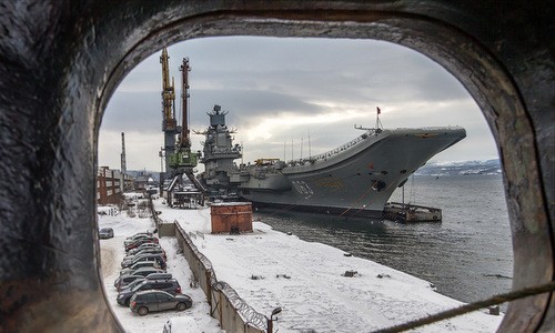 Tàu Đô đốc Kuznetsov nằm chờ trong cảng Murmansk. Ảnh: Livejournal.