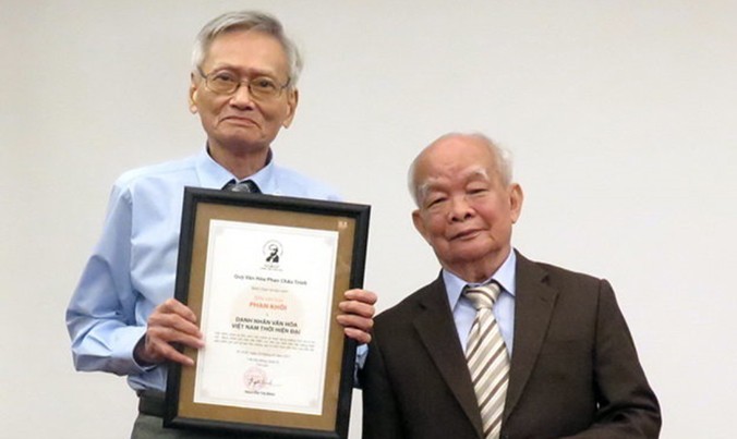 Ông Phan Trản - Đeo kính đang thay mặt gia đình Phan Khôi nhận giải thưởng từ tay nhà văn Nguyên Ngọc.