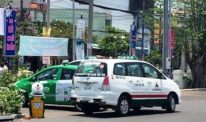 Xe taxi Mai Linh bị chặn đầu khoá đuôi.