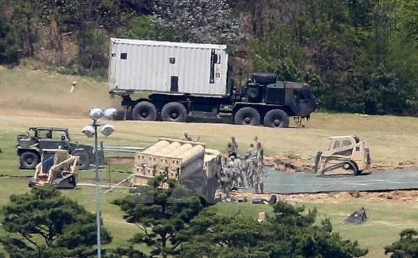 Các trang thiết bị cần thiết cho việc lắp đặt THAAD được vận chuyển tới Seongju, đông nam Hàn Quốc ngày 27/4. Nguồn: Yonhap/TTXVN.