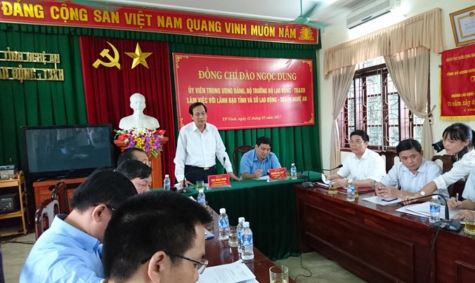 Bộ trưởng LĐ-TB&XH Đào Ngọc Dung (đứng) làm việc với lãnh đạo tỉnh Nghệ An về chính sách người có công.