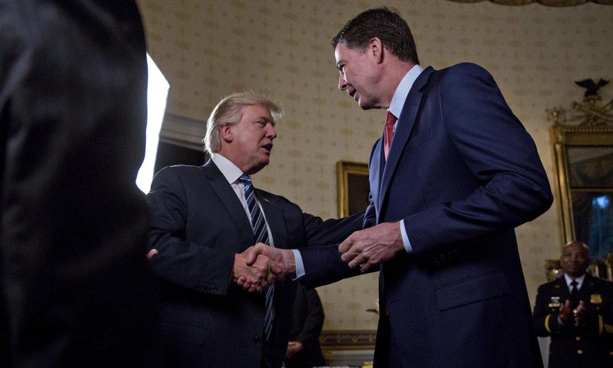 Tổng thống Mỹ Donald Trump (trái) và ông James Comey trong một cuộc gặp.