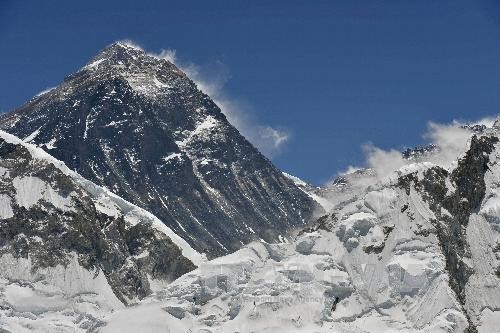 Toàn cảnh núi Everest, ngọn núi cao nhất thế giới với đỉnh cao 8.848 mét ở Nêpan, ngày 23/5/2013. Ảnh: Kyodo/TTXVN.