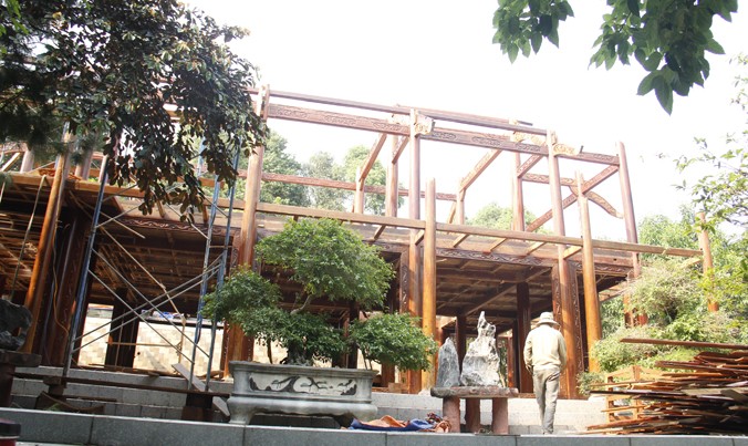 Ngôi biệt phủ với khu nhà gỗ đắt tiền được tháo dở vào năm 2016. Ảnh: Thanh Trần.