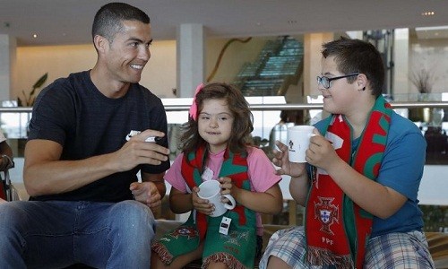 Ronaldo trong buổi gặp trẻ em khuyết tật chiều 14/6. Ảnh: FPF.
