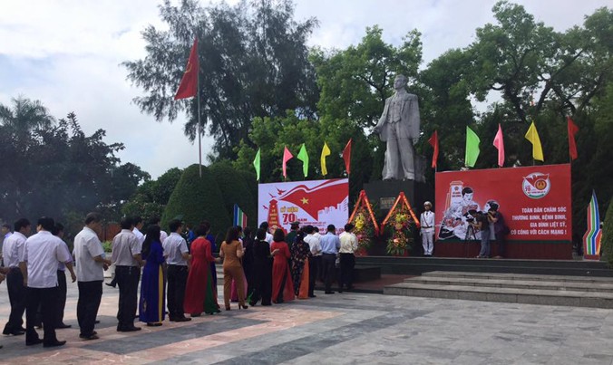 Dâng hương, hoa tại Tượng đài Hoàng Văn Thụ ở TP Lạng Sơn. Ảnh: Duy Chiến.
