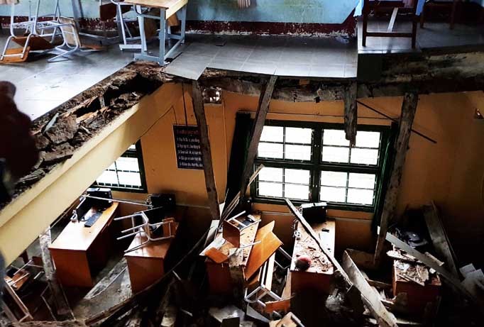 Sập sàn nhà phòng học, 10 học sinh lớp 6 bị chấn thương