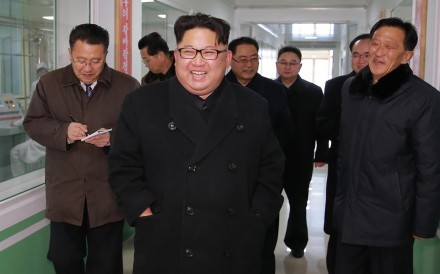Nhà lãnh đạo Triều Tiên Kim Jong-un và các quan chức. Ảnh: Yonhap.